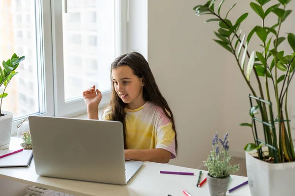 Evde Giydiği Dizüstü Bilgisayarla Oturma Odasında Oturan Heyecanlı Genç Kız — Stok fotoğraf