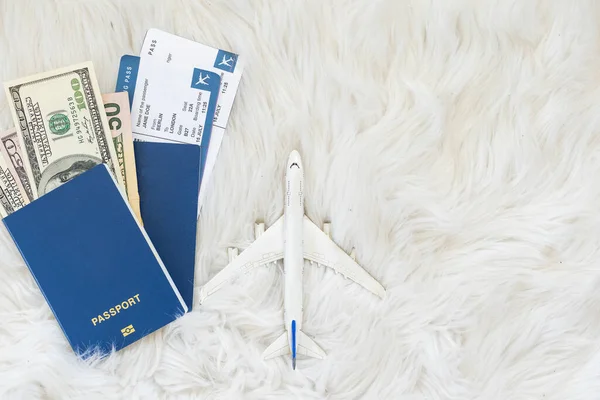 Conceito Viagem Avião Brinquedo Passaporte Dinheiro — Fotografia de Stock