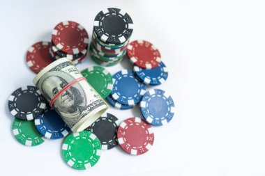 Beyaz arka planda parası olan poker çipleri yığını, USD para birimi.