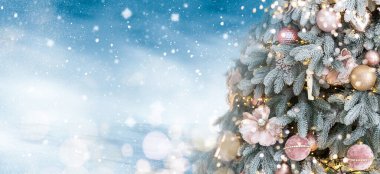 Pankart. Mavi Noel süsü, kartpostal. Ağaçta bir kar tanesi, toplar ve bir çelenk.