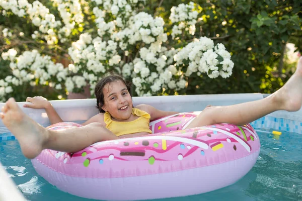 Entzückendes Kleines Mädchen Mit Aufblasbarem Ring Schwimmbad — Stockfoto