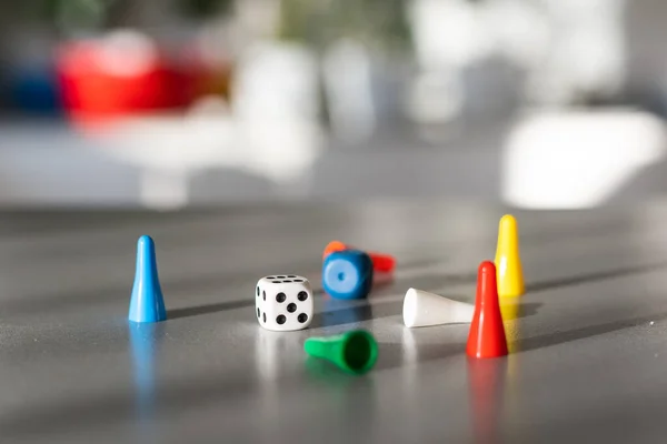 Jogo Tabuleiro Com Cubos Brancos Fichas Uma Mesa — Fotografia de Stock