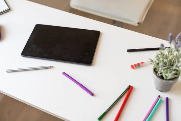 Tablet Colocar Mesa Trabalho Madeira Com Lápis Caneta — Fotografia de Stock