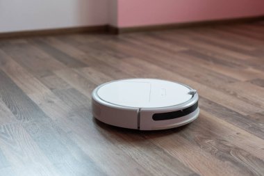 Ahşap kaplamalı elektrikli süpürge akıllı temizlik teknolojisi.