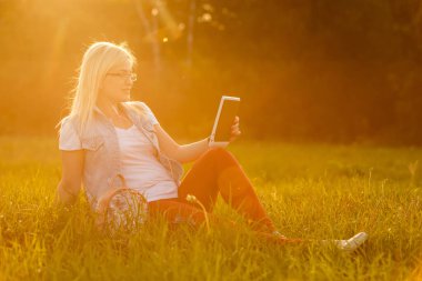 kadın parkta tablet ile.