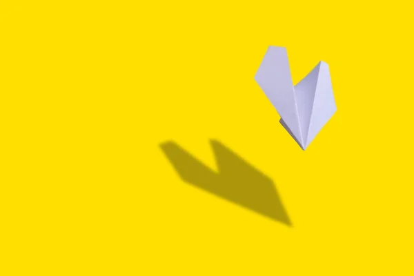 Koncepcja Edukacji Lub Innowacji Papier Origami Płaszczyzna Nad Żółtym Tle — Zdjęcie stockowe