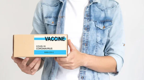 Homme Livre Vaccin Placer Étiquette Vaccine Sur Boîte Carton — Photo