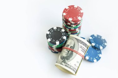 kırmızı, siyah, beyaz, yeşil ve mavi beyaz zemin üzerine dahil poker fiş destesi şeklinde.