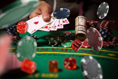 Oyun Masasında Aksesuarlarla Kumarhane Poker Oyunu.