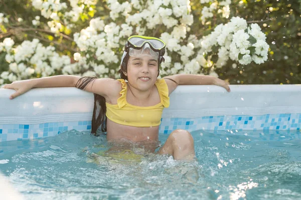 Dítě Vodě Dívka Cáká Nafukovacím Bazénu Zahradě Slunečného Letního Dne — Stock fotografie
