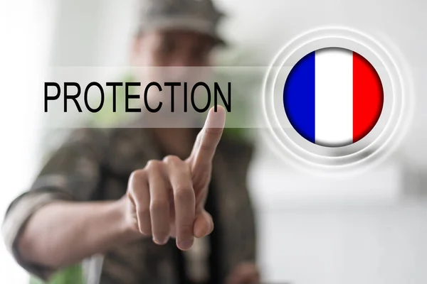 带有虚拟保护按钮的法国国旗 — 图库照片