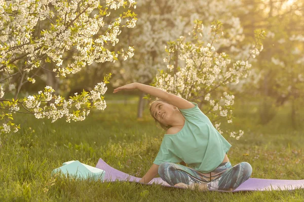 Little Girl Doing Fitness Yard — Foto Stock