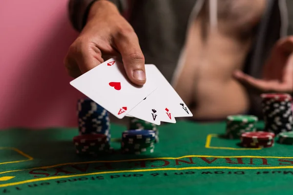 Άνθρωπος Παίζει Blackjack Στο Καζίνο — Φωτογραφία Αρχείου