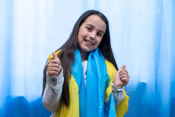 Kleines Mädchen Mit Der Fahne Der Ukraine — Stockfoto