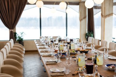 lezzetli yemekler restoranda masaya. hizmet tablo. netlik gözlük.