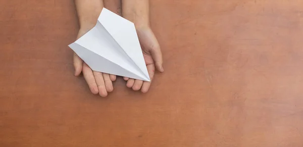 Παιδικό Όνειρο Παιδικά Χέρι Έναρξη Λευκό Χάρτινο Αεροπλάνο — Φωτογραφία Αρχείου