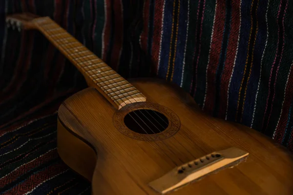 Guitarra Espanhola Uma Cadeira Velha Com Fundo Madeira Horizontal — Fotografia de Stock