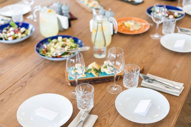 Restorandaki masada nefis yemekler. Servis masası. Masanın ortasında keskinlik.