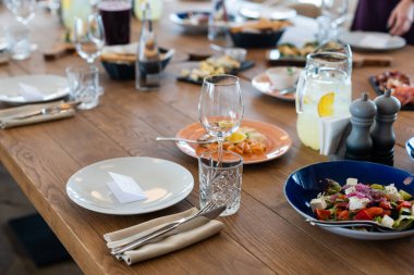 Çok güzel dekore edilmiş yemek sofrası çeşitli yiyecek ve aperatiflerle kurumsal noel partisi ya da düğün kutlaması için..