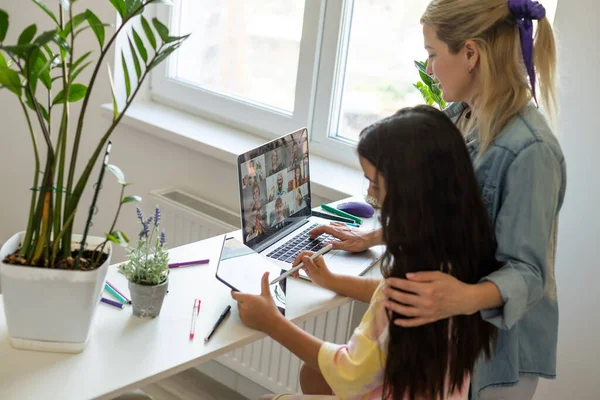 Moeder Dochter Laptop Online Chatten — Stockfoto