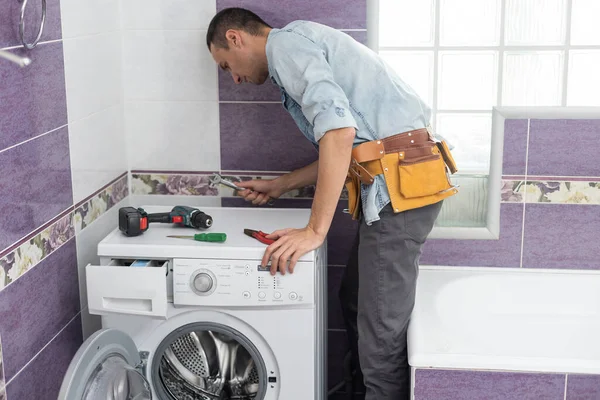 Der Junge Gutaussehende Handwerker Arbeiteranzug Mit Der Professionellen Werkzeugkiste Repariert — Stockfoto