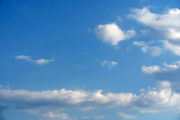 Blå Himmel Med Några Moln — Stockfoto
