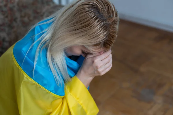 Szőke Ukrajna Zászlójába Csomagolva Ukrajna Koncepciójának Támogatása — Stock Fotó