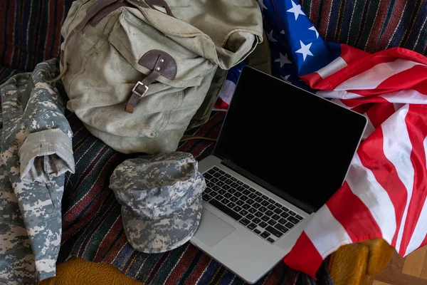 Banderas Americanas Con Laptop Gorra Militar — Foto de Stock
