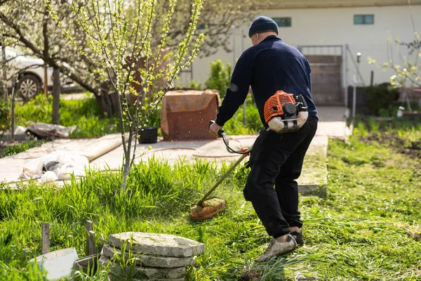 Homem Cortar Relva Jardim Jardineiro Cortando Grama Estilo Vida — Fotografia de Stock