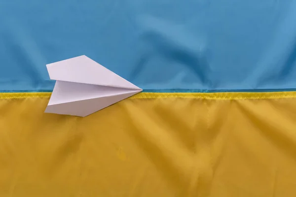 Avião Papel Fundo Bandeira Ucrânia — Fotografia de Stock