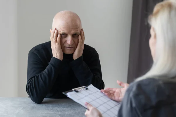 Elderly Man Talking Female Manager Opening Saving Account — Stockfoto