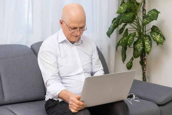Masasında Kulaklıkları Olan Internet Öğretmeni Yaşlı Bir Adam Dizüstü Bilgisayarla — Stok fotoğraf