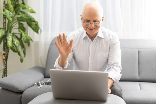 Felice Vecchio Uomo Affari Caucasico Sorridente Che Lavora Online Guardando — Foto Stock