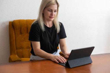 Tablet bilgisayar kullanan bir iş kadını. çalışma yeri.