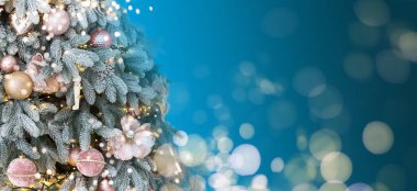 sihirli toplar, kurdeleler ve bulanık mavi parlak, peri ve parlak arka plan üzerinde çelenk ile Noel ağacı süslü