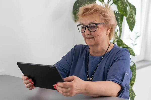 Старшая Женщина Делает Видеозвонок Планшетного Компьютера Дома — стоковое фото