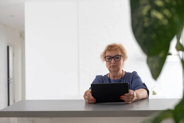 Старшая Женщина Использует Цифровой Планшет Дома Использование Технологий Пожилыми Людьми — стоковое фото