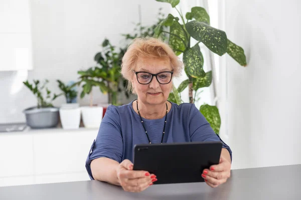 Красивая Пожилая Женщина Планшетным Компьютером Дома — стоковое фото