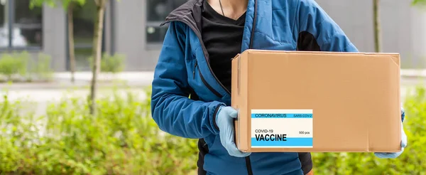Laboratoriumassistent Met Doos Met Vaccins Voor Covid — Stockfoto