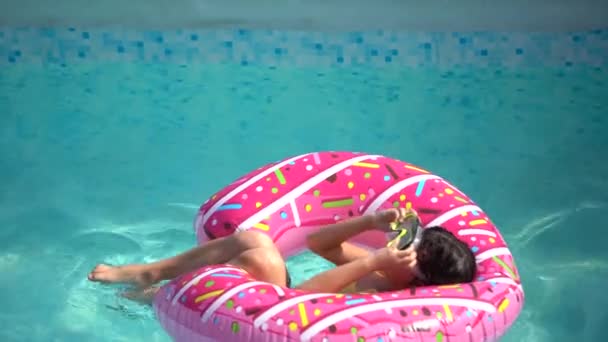 Menina Bonita Nadando Piscina Exterior Divirta Com Círculo Inflável — Vídeo de Stock