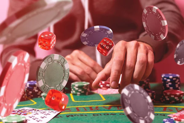 ゲームテーブルでアクセサリーとカジノポーカーゲーム — ストック写真