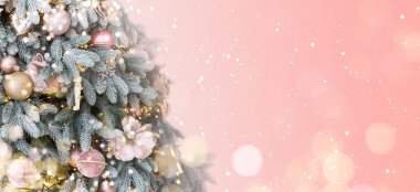 Yeşil Ağaç. Süslü Noel ağacı oyuncakları. Parlak bir arka planda Noel ağacı.
