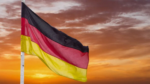 Официальный Флаг Германии Размахивающий Голубом Фоне Неба Горизонтальный Баннер Германским — стоковое фото