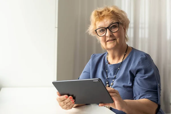 Старшая Женщина Использует Цифровой Планшет Дома Использование Технологий Пожилыми Людьми — стоковое фото