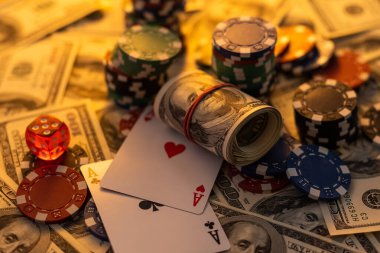 Poker fişleri ve para, dolar.