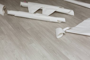 Tasarımcı bir model yaratır. Kağıt üzerindeki dikiş kalıbının düzeni.