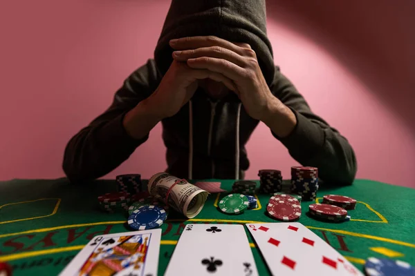 Зневірений Гравець Втрачає Багато Грошей Граючи Покер Казино Залежність Від — стокове фото