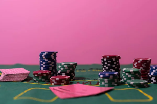 ポーカー布 カードのデッキ ポーカーハンドとチップ — ストック写真
