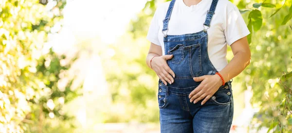 Retrato Uma Mulher Grávida Feliz Orgulhosa Olhando Para Sua Barriga — Fotografia de Stock