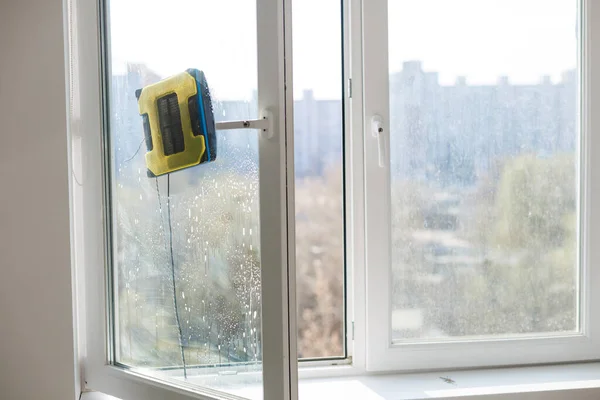 Pencerenin Arkasında Hareket Eden Cam Temizleme Robotlarının Ayrıntıları — Stok fotoğraf